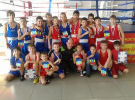 Тренер по боксу С.И. Романенко со своими воспитанниками